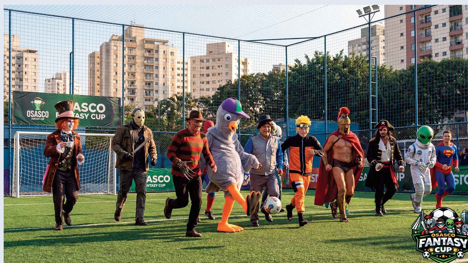 Os times entrando em campo fantasiados