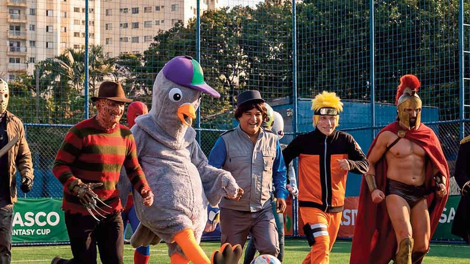 O mascote pombo conduzindo a bola